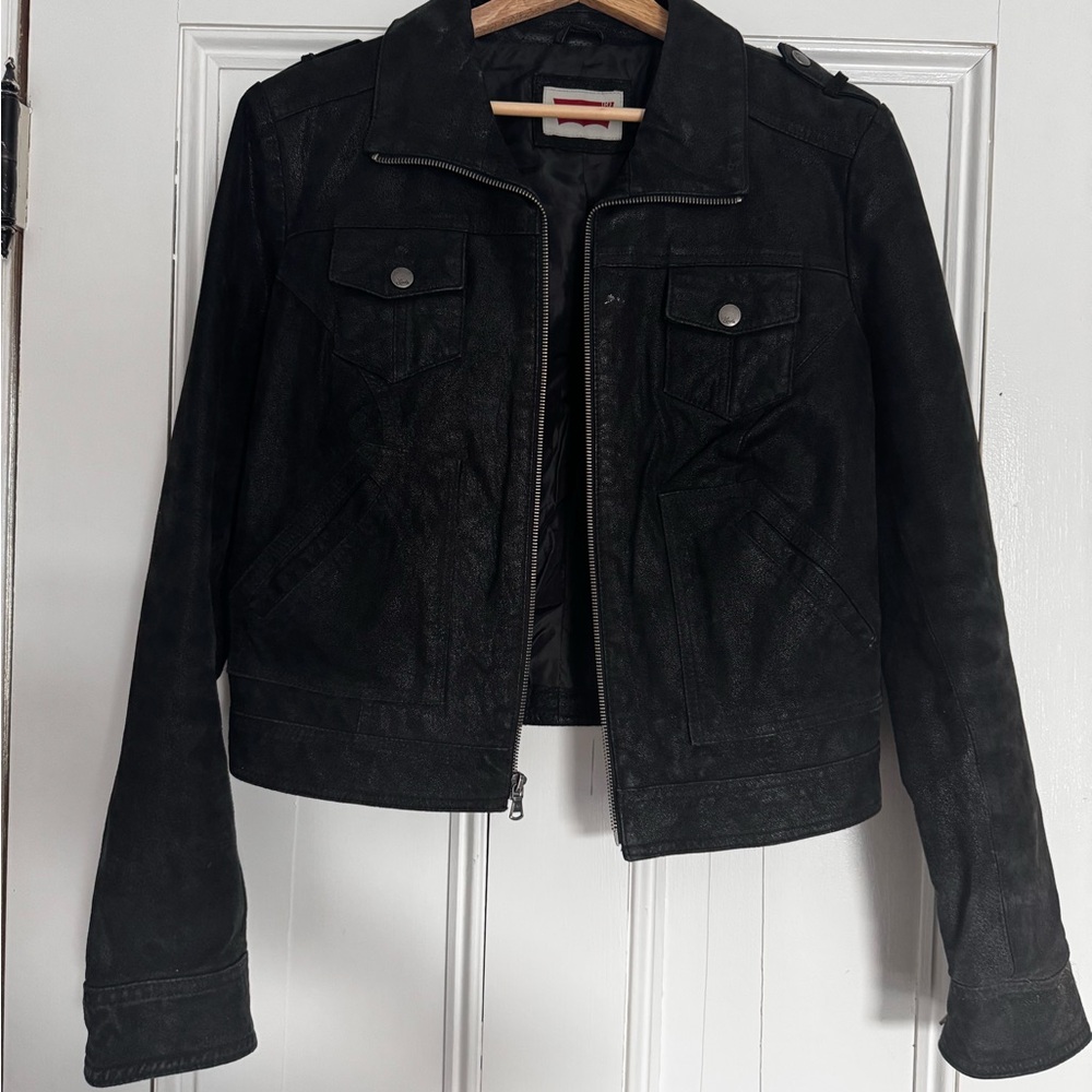Levi's Black Leather Jacket with Cropped Fit and Zipper Closure